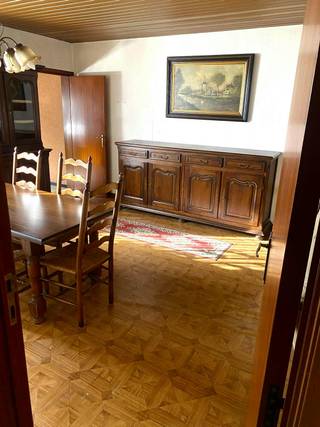 Cette maison se distingue par une gamme de propriétés permanentes très recherchées. L'emplacement stratégique garantit un accès facile, tandis que les espaces intérieurs sont baignés de lumière grâce à de grandes fenêtres et à une orientation pratique. La combinaison d'un aménagement spacieux et d'un jardin privé confortable crée une base solide avec un potentiel de confort de vie élevé.L'inconvénient de ce potentiel est l'état actuel qui doit être rénové. Ici, l'acheteur visionnaire a la possibilité de construire une maison selon ses goûts. Ceux qui n'hésitent pas à entreprendre un projet de rénovation sont en passe de créer la maison de leurs rêves dotée d'un caractère personnel. Possibilité d'intégrer un garage à la maison !Epc : F 623 kwh/m2 par anElec : pas à l'aiseCertificat d'amiante disponibleCertains avantages ;-Pharmacie à 100 m-Bloso 600 mm-École primaire gratuite ; Saint Joseph à 850 m-Delhaize 950 m- Piscine - Sport Doze à 1 km- Centre de la gare 1,1 km- Plage de Zeedijk à 1,3 km- Colruyt-Lidl - Centre d'action 1,2 km - 1,6 km- Collège Saint-Joseph - Saint-Pierre 1,5 km- Grand Place - Port 1,9 km- Az Zénon 2,7 kmVous pouvez consulter les conditions générales de Dewaele DIY sur dewaele.com.Ce bien est soumis à l'obligation de rénovation imposée par le gouvernement flamand pour les bâtiments résidentiels (sauf en cas de démolition dans les 5 ans suivant l'achat). Pour plus d'informations, veuillez consulter le site web de l'Agence flamande de l'Énergie et du Climat via https://www.vlaanderen.be/een-woning-kopen/renovatieverplichting-voor-residentiele-gebouwen