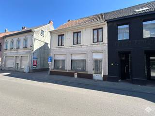 <p><span>Op zoek naar een nieuwe thuis met potentieel? Ontdek deze charmante woning gelegen te centrum Lebbeke. </span></p><p><span>Deze te renoveren woning biedt een uitstekende kans om jouw droomhuis te creëren.</span></p><p><span>Op de gelijkvloerse verdieping verwelkomt een ruime inkomhal je, die leidt naar een gezellige leefruimte en een keuken met aangrenzende berging en wc. </span></p><p><span>Het tussenverdiep herbergt een eerste slaapkamer, terwijl de eerste verdieping maar liefst drie ruime slaapkamers en een badkamer met ligbad, wastafel en wc biedt. </span></p><p><span>Bovendien beschikt de woning over een zolder die je naar eigen smaak kunt inrichten, en een praktische garage.</span></p><p><span>Geïnteresseerd in een bezichtiging of meer informatie? Neem contact op met Alexander via </span><span>alexander@immorobert.be </span><span>of bel naar </span><span>052 89 50 99.</span></p><p><span> </span></p>