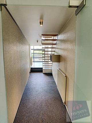 Op zoek naar een comfortabele en goed gelegen huurwoning in Hasselt? Dan is deze ruime bel-etagewoning aan de Kapellekensbampdstraat 35 zeker een bezoek waard. De woning bevindt zich op een rustige en aangename locatie, met een vlotte verbinding naar het centrum van Hasselt, winkels, scholen, openbaar vervoer en belangrijke invalswegen. Hierdoor geniet u van een uitstekende combinatie van rustig wonen en een optimale bereikbaarheid.<br /><br />Met een bewoonbare oppervlakte van maar liefst 175 m² (volgens EPC) biedt deze woning heel wat ruimte en wooncomfort. Via de inkomhal met gastentoilet komt u terecht in de lichtrijke keuken, die dankzij de grote glaspartijen geniet van een aangename natuurlijke lichtinval. Vanuit de keuken heeft u rechtstreeks toegang tot het terras en de gezellige tuin met tuinhuis, waar het heerlijk vertoeven is tijdens de warmere maanden.<br /><br />Verder beschikt het gelijkvloers over een inpandige garage en een privatieve parkeerplaats vlak voor de woning, wat zorgt voor extra comfort en parkeergemak.<br /><br />Op de eerste verdieping bevindt zich de ruime woonkamer in mezzanine-opstelling, wat zorgt voor een open en luchtig gevoel. De tweede verdieping omvat drie volwaardige slaapkamers en een badkamer.<br /><br />Bovendien beschikt de woning over een gunstig EPC-label B, wat garant staat voor een energiezuinig wooncomfort en een lagere energiefactuur.<br /><br /><strong>Huurprijs:</strong> € 1.250,00 per maand<br /><strong>Huurwaarborg:</strong> 3 maanden huur = € 3.750,00<br /><strong>EPC-label: </strong>B<br /><br />Bent u op zoek naar een ruime gezinswoning met tuin, garage en een uitstekende ligging in Hasselt? Neem dan gerust contact met ons op voor meer informatie of een bezichtiging.