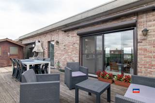 <p><span>HOBOKEN | INSTAPKLAAR DAKAPPARTEMENT MET TWEE SLAAPKAMERS, TWEE GROTE TERRASSEN EN KELDER | EPC C | </span></p><p><span>Indeling als volgt: leefruimte - halfopen geïnstalleerde keuken - terras vooraan (50m²) - terras achteraan (37m²) - twee slaapkamers met ingemaakte kasten - nachthal - prachtige, nieuwe badkamer met inloopdouche en lavabomeubel - wasplaats. </span></p><p><span>Privatieve kelder. Elektrische installatie conform het AREI en asbestveilig. Het appartement is gelegen op de vierde verdieping van klein gebouw met lift (tot derde verdieping) in een rustige woonwijk in de nabijheid van openbaar vervoer, scholen, natuurgebied en winkels. </span></p><p><span>De gemeenschappelijke kosten bedragen 150,00 EUR per maand (syndicus, minuterie, polis, lift en water). Extra: zonneluifel en elektrische rolluiken. Mogelijkheid tot aankoop van achterliggende garagebox. </span></p><p><span> </span></p>