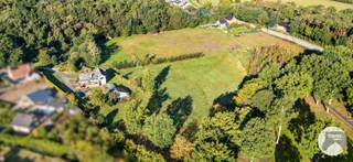 EERSTE BEZOEKDAG ZATERDAG 17/10 VANAF 11U (enkel op afspraak!!) <br />ZICHEM - Split-level woning met veel potentieel, garage en tuin<br /><br />Op slechts 1,3 km van het treinstation van Zichem, met vlotte treinverbindingen richting Hasselt en Leuven, bevindt zich deze split-level woning aan het einde van een doodlopende straat, omgeven door groen en natuur.<br /><br />De woning beschikt over een ruime inkomhal, een grote leefruimte en een afzonderlijke, ruime keuken met eetplaats. Aansluitend bevindt zich een veranda die uitkijkt op de tuin en de omliggende natuur. Verder zijn er een badkamer en drie slaapkamers. Ook de zolderverdieping biedt mogelijkheden om extra kamers of andere ruimtes in te richten.<br /><br />Een bijkomende troef is de volledige onderkeldering van de woning, met heel wat bergruimte en een garage.<br /><br />Hoewel de woning een grondige renovatie kan gebruiken, zijn de mogelijkheden meteen duidelijk. Dankzij de grote raampartijen geniet je van veel natuurlijke lichtinval en heb je vanuit verschillende ruimtes een mooi zicht op het omliggende groen.<br /><br />Ook buiten is het aangenaam vertoeven. De tuin biedt volop rust en privacy, waardoor je hier optimaal kunt genieten van de natuurlijke omgeving.<br /><br />De woning is gelegen in natuurgebied en werd in 1966 met vergunning gebouwd. Voor deze eigendom werd binnen de gemeente Scherpenheuvel-Zichem een ruimtelijk uitvoeringsplan (RUP) opgemaakt, waarbij de woning valt onder artikel 4: ‘Woningen in ruimtelijk kwetsbaar gebied – type B’.<br /><br />Dit biedt een duidelijk kader voor de stedenbouwkundige mogelijkheden en de eventuele vergunningsplichtige werken. <br /><br />Wil je graag meer weten over de toepasselijke bouwvoorschriften en de mogelijkheden voor deze eigendom? Neem gerust contact met ons op voor bijkomende informatie of een bezoek: 053/60.65.66.