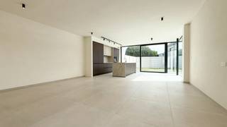 Bent u op zoek naar een kwalitatieve halfopen nieuwbouwwoning met een moderne uitstraling en een rustige, maar toch centrale ligging? Dan is deze woning aan de Steenstortstraat 4A in Koersel zeker een bezoek waard.<br /><br />Deze nieuwbouwwoning is rustig gelegen en toch bijzonder centraal, met scholen, winkels en openbaar vervoer op korte afstand. Dankzij de gunstige ligging combineert deze woning het comfort van een rustige woonomgeving met de praktische voordelen van een centrale locatie.<br /><br />De woning beschikt over 3 slaapkamers en werd afgewerkt met oog voor kwaliteit en detail. De keuken in een stijlvolle Japandi-look zorgt voor een warme en tijdloze uitstraling en sluit perfect aan bij de kwalitatieve afwerking van de woning.<br /><br />Op energetisch vlak voldoet deze woning aan de hedendaagse normen. Het EPB voorziet een maximum E-peil van E20. De woning wordt verwarmd via centrale verwarming op aardgas en beschikt bovendien over zonnepanelen, wat bijdraagt aan een energiezuinig en comfortabel woonklimaat.<br /><br />De vraagprijs van € 375.000 is als volgt samengesteld: € 100.000 voor de grondwaarde, waarop 12% registratierechten verschuldigd zijn, en € 275.000 voor de constructiewaarde, waarop 21% btw wordt aangerekend.<br /><br />Dankzij de kwalitatieve afwerking, de energiezuinigheid, de 3 slaapkamers en de centrale doch rustige ligging is deze woning ideaal voor wie op zoek is naar een instapklare nieuwbouwwoning.<br /><br />Pluspunten:<br />- Rustige én centrale ligging in Koersel<br />- Scholen, winkels en openbaar vervoer vlakbij<br />- 3 slaapkamers<br />- Kwalitatieve afwerking<br />- Stijlvolle keuken in Japandi-stijl<br />- Maximum E-peil E20<br />- Zonnepanelen aanwezig<br />- Instapklaar<br /><br />Maatregelen opgenomen in het Maatregelenregister: nee<br /><br />Bent u op zoek naar een kwalitatieve, energiezuinige nieuwbouwwoning met 3 slaapkamers op een rustige maar centrale locatie? Bel ons op 078/78.78.70, of kom gewoon binnen op ons kantoor, steeds welkom!