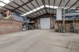 Ontdek deze ruime en uitstekend onderhouden woning van 685 m² (met garage, kelder en zolder) met grote loods van 328 m² en uitgebreide parkeermogelijkheden voor vrachtwagens – ideaal voor wie wonen en werken wil combineren.

De loods van ca. 328 m², met recent vernieuwd dak, is een enorme troef voor zelfstandigen, aannemers of transportbedrijven die nood hebben aan werkruimte, atelier of opslagplaats. Het volledig omheinde perceel met automatische poort biedt veel parkeerplaatsen voor vrachtwagens, bestelwagens en bezoekers.

De woning verwelkomt u met een ruime inkomhal met gastentoilet, een gezellige woonkamer met eetruimte, en een volledig uitgeruste keuken met berging. Verder zijn er een bureau en een polyvalente kamer die ook als extra slaapkamer of hobbyruimte kunnen dienen. De veranda biedt extra leefruimte met zicht op terras en tuin.

Op de eerste verdieping bevinden zich vier ruime slaapkamers en een vernieuwde badkamer. De kelderverdieping biedt plaats aan 2 tot 3 wagens en een extra douche.

Deze eigendom ligt op de grens van Vlaanderen en Wallonië, vlak bij belangrijke uitvalswegen – een strategische locatie voor wie bereikbaarheid, opslag en ruimte zoekt.
Plan vandaag nog uw bezoek!