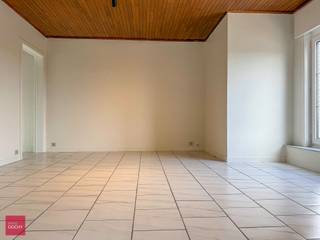 Voorzien van alle comfort zoals airco (met warmtepomp). Geschilderd appartement bestaande uit een inkomhall, living, aparte ingerichte keuken, slaapkamer op verdieping, badkamer, berging, garage en kelderberging.