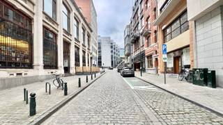 Ideaal gelegen in het hart van Brussel, in een recent en beveiligd gebouw, bieden wij u deze parkeerplaats te koop aan voor de prijs van...