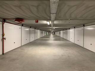 Deze garage is voorzien van verlichting en beschikt over volgende afmetingen:5.59 m diepte2.88 m breedte2.42 m hoogteWees er snel bij en maak nu uw...