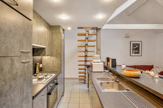 Bent u op zoek naar een karaktervol duplexappartement op een toplocatie in Sint-Amandsberg? <br />Dan is deze duplex zeker een bezoekje waard. <br /><br />INDELING:<br />Via de inkomhal met vestiaire en inbouwkasten, inclusief aansluitingen voor wasmachine en droogkast, komt u in de lichtrijke leefruimte. De hoge plafonds met witte houten gebinten geven de leefruimte een uniek karakter. De ronde keukenbar sluit naadloos aan op de uitgeruste open keuken. De ruime badkamer beschikt over een ligbad, douche, lavabo in een meubel en hangtoilet. Via een molenaars trap bereikt u de slaapkamer op de bovenverdieping, met aansluitend een extra berging. <br /><br />TROEVEN:<br />- Het appartement is energiezuinig (Label B), asbestveilig en elektrische installatie is conform AREI.<br />- Het dak is geïsoleerd met 8 cm MW, de gevel is recent geïsoleerd met 6 cm EPS.<br />- Overal dubbel HR-glas.<br />- CV op aardgas met een nieuwe brander (2022) - energieklasse A.<br /><br />Dankzij de ligging aan het vernieuwde Heilig Hartplein bevinden winkels, openbaar vervoer en de Gentse binnenstad zich op wandel- of fietsafstand.<br />De kerk is nu omgetoverd naar een moderne en warme ontmoetingsplek met een restaurant en de mogelijkheid om zalen te huren.<br /><br />Kortom, een ideale woonst voor wie op zoek is naar een duplex met karakter, een originele indeling en uitstekende bereikbaarheid.<br /><br />Voor meer informatie of een bezoek, bel Lisse: 0477 17 19 12 of mail naar lisse@cornelis-goeman.be<br />De vermelde oppervlakten zijn louter informatief en niet bindend.