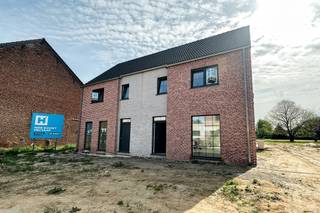 Op een rustige maar centrale ligging in Kampenhout bouwt Hectaar energiezuinige nieuwbouwwoningen die volledig gericht zijn op kwaliteit en comfort. Deze woningen onderscheiden zich door hun lichtrijke ruimtes, praktische indeling en duurzaamheid. Bovendien geniet u van een vlotte bereikbaarheid dankzij de nabijheid van invalswegen, winkels, scholen en openbaar vervoer.<br /><br />Lot 01 is de laatste beschikbare woning binnen dit project en zal afgewerkt worden inclusief laminaat op slaapkamers, schilderwerken, verlichting en tuinaanleg. De woning zal dus onmiddellijk bewoonbaar zijn!<br /><br /><strong>Indeling Lot 01;</strong>
<ul>
<li>Inkomhal met gastentoilet</li>
<li>Lichtrijke leefruimte met open keuken (47m²)</li>
<li>3 ruime slaapkamers (12,72m² - 12,48m² - 10,46m²)</li>
<li>Badkamer met ligbad, douche en dubbele lavabo</li>
<li>Nachthal met afzonderlijk toilet</li>
<li>Zolderruimte (30m²)</li>
</ul>
<strong>Troeven van de woning</strong>
<ul>
<li>Energiezuinig wonen, verwarming met warmtepomp;</li>
<li>Lichtrijke ruimtes;</li>
<li>Vloerverwarming op het gelijkvloers;</li>
<li>Zonnepanelen;</li>
<li>Regenwaterput van 7.500 liter aangesloten op toiletten/wasmachine/buitenkraan.</li>
</ul>
Bent u op zoek naar een energiezuinige nieuwbouwwoning?<br />Aarzel dan niet om contact met ons op te nemen voor meer informatie! Voor meer details over deze unieke woningen, ga naar www.hectaar.be