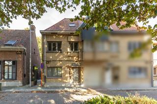 Woonhuis in Nieuwkerken-Waas met veel potentieel. Welkom in deze charmante gezinswoning gelegen nabij scholen, winkels en dorpsplein. Dit pand biedt uitstekende mogelijkheden voor een gezin of koppel dat op zoek is naar een woning met karaktervol potentieel. De indeling is als volgt: inkomhal met apart toilet, lichtrijke woonkamer met landelijke keuken en toegang tot de berging. Op de eerste verdieping bevindt zich een slaapkamer aan de voorzijde van de woning en een verder af te werken slaapkamer aan de achterzijde. De badkamer is voorzien van ligbad, inloopdouche, lavabomeubel en toilet. Op de zolderverdieping bevinden zich nog 2 handige ruimtes die mits enige afwerking kunnen omgevormd worden tot extra slaapkamers. Buiten is het heerlijk vertoeven in de ruime tuin met uitzicht op achterliggende groenzone. De tuin is tevens ook bereikbaar via een zijpoortje. De woning werd reeds energiezuinig gerenoveerd en vraagt nog de laatste afwerking . Vraag vandaag nog uw bezoek aan!