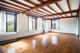 Rustig gelegen te renoveren woning op een gegeerde locatie in Beveren, vlak bij winkels, scholen, openbaar vervoer en met vlotte verbindingen naar Antwerpen, Gent en de Waaslandhaven.<br /><br />De woning bevindt zich op een ruim perceel van 1.050 m² en beschikt over een lichtrijke woonkamer met authentieke elementen, een geïnstalleerde leefkeuken met aansluitende veranda, drie slaapkamers op het gelijkvloers en een zolder met tal van uitbreidingsmogelijkheden. De badkamer is voorzien van een lavabo, ligbad en toilet, daarnaast is er nog een extra gastentoilet aanwezig.<br /><br />Er is voldoende opslagruimte aanwezig in de twee garages en het tuinhuis. Kortom, een ideale woning voor wie op zoek is naar ruimte en renovatiepotentieel.<br /><br />Verplichte vermeldingen<br />Epc E: 471 kWh/m2 (renovatieverplichting)<br />P-score: B<br />G-score: A<br />Vg-Wg-Gvkr-Gvv-Gmo