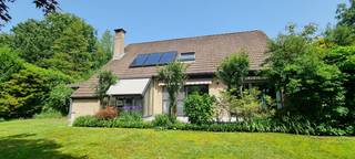 Te koop : <br /><br />Dit mooie, ruime landhuis is ideaal gelegen in een rustige en groene omgeving van Schoten aan de grens St Job. <br />Deze OBB heeft een totale oppervlakte van 866m² met een straatbreedte van 31m en een bebouwde opp. ca 230m² . De privatieve<br />tuin is volledig omheind en heeft een overdekt terras van ca 20m² waar uw kinderen veilig en droog kunnen spelen in een groene <br />omgeving. U komt binnen in een ruime inkomhal met apart gastentoilet en bureel van 7,5m². De ruime woonkamer van 47m²<br />met tegelvloer geniet van veel natuurlijk licht dankzij verschillende ramen en schuifraam die toegang biedt tot een zuidwest gericht<br />2de terras van 15m². Aansluitend bevindt zich de open keuken van 15m² . Deze keuken heeft een glazen uitbouw wat resulteert in<br />een zonnige, lichtrijke ontbijtplek . Via de keuken komt u in de ruime dubbele inpandige garage van 29m² met een aparte berging<br />waar u uw wasmachine, droogkast en afwasmachine kan plaatsen. Hier is via een trap de inkom naar de kelder. <br />Centrale verwarming is via een onderhouden en goedgekeurde Buderus stookoliebrander. Tank van 5000 liter.<br />Alle attesten zijn aanwezig - EPC is 365 kWh --> D<br />Op de 1ste verdieping vindt u een ruime en lichte badkamer van 11m² met ligbad, vernieuwde douche, dubbel lavabomeubel en 2de<br />toilet. Verder zijn er 4 ruime en lichte slaapkamers met oppervlakten van ca. 16m², 14m², 15m², 15m². De hoofdslaapkamer met inbouwkast<br />heeft een berging van 3m² waar een zonneboiler werd geplaatst van 400 liter die verwarmd wordt door 3 zonnepanelen en/of elektriciteit. <br />Deze woning is volledig onderkelderd met aparte zij ingang via de tuin, zeer interessant voor zelfstandigen. <br />Ook is er een vergund bijgebouw van 2 paardenstallen. <br />De woning is vlakbij de E10 plas, aan de antitankgracht gelegen en ligt op wandelafstand van het toekomstig landschapspark van Schoten. <br />Nabij de E19, St Job centrum, scholen, winkels, openbaar vervoer.<br /><br />Voor meer info Tel 0497/110472 of via mail ritastevens6622@gmail.com