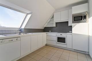 Centraal gelegen appartement met 1 slaapkamer nabij allerlei handelszaken.De woonst bevindt zich op de derde en laatste verdieping waar je kan...