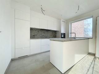 <p><span>Instapklare woning met 158.60m² bewoonbaar oppervlakte- zeer energiezuinige woning!</span></p><p><span> </span></p><p><span>Indeling gelijkvloers: </span></p><p><span>Inkomhal met gastentoilet, berging/technische ruimte (3.97m2), leefruimte met open keuken met ingebouwde toestellen (38.98m2), extra berging onder de trap.</span></p><p><span> </span></p><p><span>Eerste verdieping:</span></p><p><span>Nachthal, slaapkamer één (13.03m2), slaapkamer twee (13.03m2), doorloop- dressing, moderne badkamer met douche, dubbele lavabo en toilet (7.1m2)</span></p><p><span> </span></p><p><span>Tweede verdieping:</span><span> </span></p><p><span>Derde slaapkamer/polyvalente ruimte en aanpalend zolderruimte. </span></p><p><span> </span></p><p><span>Buitenruimte:</span></p><p><span>Vooraan is er een private staanplaats voorzien, afgesloten fietsenberging (6.13m²) en zuidgerichte tuin met terras!</span></p><p><span> </span></p><p><span>Troeven van deze woning:</span></p><p><span>-zonnepanelen (tot 4000kwh/jaar)</span></p><p><span>-warmtepomp en vloerverwarming op gelijkvloers en 1ste verdieping</span></p><p><span>-regenput (5200L)</span></p><p><span>-rustige ligging in een aangename omgeving</span></p><p><span> </span></p><p><span> </span></p><p><span> </span></p><p><span> </span></p><p><span> </span></p>