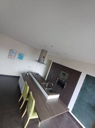 Praktisch ingedeeld appartement in Antwerpen-Noord met veel natuurlijk licht.
Het is modern afgewerkt, voorzien van een tegelvloer en biedt veel opbergruimte.
De belangrijkste kenmerken:
Leefruimte: Ruime woonkamer met grote, kamerhoge schuiframen die direct toegang geven tot het terras.
Keuken: Open keuken met een functioneel kookeiland en ingebouwde toestellen (waaronder een oven en microgolf.).
Slaapkamers: 2 volwaardige slaapkamers en de 3e kamer is een berging.
Badkamer & toilet: Badkamer met zowel een ligbad als een inloopdouche. Er is een apart gastentoilet in de gang.
Berging & opslag: Extra 3e kamer die als berging/wasplaats in het appartement kan dienen, een zeer ruime privé-kelderberging (met plek voor een extra diepvriezer) en een gezamenlijke fietsenstalling.
Lift: Aanwezig in het gebouw; u kunt vanuit de kelder/garage rechtstreeks naar het appartement.
Akoestiek & Omgeving:
Dankzij de constructie heeft het appartement weinig aansluitende muren met buren, wat ideaal is voor de akoestiek en rust. Het gebouw heeft een fijne, sociale sfeer met attente medebewoners.
Verwarming: er is vloerverwarming, ideaal voor laag verbruik en aangenaam binnenklimaat.
Praktisch & Financieel:
Gemeenschappelijke kosten eigen aan het gebouw zijn 45 euro per maand.
Parkeerplaats: + € 135 / maand (bij te huren in de ondergrondse garage)
Nutsvoorzieningen: Water, gas en elektriciteit zijn individueel (af te sluiten door de huurder).
EPC-score: B 116 kWh/m²
Beschikbaarheid: Overeen te komen
Graag mij contacteren voor een plaatsbezoek, gelieve even te laten weten vanaf wanneer, hoelang en met hoeveel personen je er wil komen wonen.
Tot binnenkort.