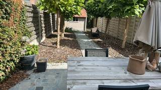 Mooie instapklare stadswoning op toplocatie in centrum Herentals. Gunstig epc, airco(warm/koud) aangelegde tuin met tuinhuis, verwarming op gas. Gangpad naast de woning, ideaal voor vuilnisbakken en fietsen.