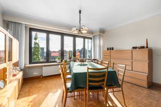 [[ DIT PAND NEEMT DEEL AAN DE ERA OPEN HUIZEN DAG OP 19/9 VAN 14:30 TOT 15:30 ]]
<p>Comfortabel appartement in Gent met 2 slaapkamers, twee terrassen en een gunstig EPC B.</p>

<p>Dit appartement aan de Brusselsesteenweg in Gent combineert een praktische indeling met een centrale ligging nabij winkels, openbaar vervoer en belangrijke invalswegen. De lichtrijke leefruimte met een aangenaam vrij zicht bevindt zich naast de keuken . Met twee volwaardige slaapkamers, bergruimte in het appartement aslook in de kelder biedt dit appartement alle comfort voor eigen bewoning of als interessante investering. Dankzij het gunstige EPC B profiteer je bovendien van een energiezuinige woonst. De ligging in een levendige handelswijk zorgt voor een vlotte verbinding en alle dagelijkse voorzieningen binnen handbereik.</p>

<p> </p>

<p>Belangrijkste ruimtes:<br />• Ruime living/eetkamer met aangename lichtinval<br />• Keuken met praktische indeling<br />• 2 volwaardige slaapkamers<br />• Badkamer<br />• Hal met vlotte circulatie<br />• Berging voor extra opslagruimte<br />• Terras (8 m²) ideaal om buiten te ontspannen<br />• Kelder</p>

<p>Troeven:<br />• 2-slaapkamer appartement met terrassen en gunstig EPC B<br />• Ideaal voor eigen gebruik of als investering<br />• Nabij invalswegen, openbaar vervoer, winkels en sportfaciliteiten</p>

<p> </p>

<p>Neem vandaag nog contact op met je ERA-makelaar voor een bezoek.</p>

<p>JOUW DROOMAPPARTEMENT. ZO GEVONDEN!</p>