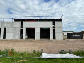 Nieuwbouw KMO-unit van <strong>211 m² met 70 m² mezzanine/kantoor en 4 privatieve parkeerplaatse</strong>n te koop, de unit maakt deel uit van het gloednieuwe bedrijvenpark <strong>"URSUS"</strong> die bestaat uit 17 KMO-units te koop met oppervlaktes tussen 175 m² en 227 m² (samenvoegbaar tot grotere oppervlaktes). Fantastisch gelegen nabij het centrum van Meulebeke en Tielt, op amper 4 km van de Brugsesteenweg (N50) en op slechts 5 km van de Pittemsesteenweg (N37) met een vlotte verbinding naar de E403 op- en afrit 8 Roeselare-Beveren.<br /><br />De casco magazijnen (en eventueel bijhorende kantoren) zijn opgebouwd uit geprefabriceerde geïsoleerde sandwichelementen in beton of metalen sandwichpanelen of een combinatie van beide. De loodsen, allen brandklasse B, hebben een vrije hoogte van +/- 6 meter en zijn toegankelijk via een automatische sectionale poort (al dan niet met een aparte toegangsdeur en glaspartij) en zijn voorzien van een lichtstraat. De duurzame bedrijfsgebouwen zijn gelegen in industriegebied voor ambachtelijke bedrijven en KMO's en zijn geschikt voor zowel opslag, productie, verwerking van goederen, groothandel, transport -en distributieactiviteiten, ... <br /><br />De units 1 tot en met 10 genieten van een uitstekende zichtbaarheid vanaf de Randweg, waardoor uw visuele aanwezigheid zowel voor voorbijrijdend verkeer als voor bezoekers aanzienlijk wordt versterkt.<br /><br />Per unit zijn er minstens twee privatieve parkeerplaatsen voorzien.<br />Er zijn ruime parkeer- en manoeuvreerruimte voorzien op het terrein. Voorziene oplevering begin Q2 2026.<br /><br />Contacteer <strong>PANORAMA B2B</strong> voor bijkomende inlichtingen, plannen of een vrijblijvend plaatsbezoek <strong>050 300 800</strong>.