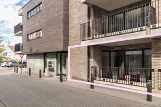 Centraal gelegen op het Begijnhofplein in Halen vinden we dit gelijkvloers appartement. Residentie ‘De Rivieren’ werd gebouwd in 2012 en bestaat in totaal uit 28 appartementen. Nummer 1, waar het appartement gelegen is, telt 7 app. De gelijkvloerse verdieping telt 2 app.

We komen binnen in de inkomhal, met een apart toilet, en ruimte voor een vestiairekast. Via de glazen deur komen we in de ruime woonkamer (34 m²), van waaruit we toegang hebben tot het terras vooraan (8 m²). Naastliggend vinden we de open keuken (8 m²), die voorzien is van kookplaat, afwasmachine, oven, koelkast en wasbak. In de berging (5 m²) vinden we de aansluiting voor het wasmachine.

Het appartement telt twee grote slaapkamers (13 en 11 m²). Via de slaapkamers hebben we toegang tot het zeer ruime terras (42 m²) aan de achterzijde. De badkamer (9 m²) is uitgerust met ligbad, douche en badkamermeubel met lavabo. 

Bij het appartement hoort tevens een ondergrondse autostaanplaats en een handige kelderberging (5 m²), die te bereiken is via de lift of de trap. Ook vinden we hier een gemeenschappelijke fietsenberging. De kelderverdieping is uitgerust met camerabewaking.

Het appartement wordt verwarmd op aardgas en heeft ramen met dubbel glas (aluminium-profielen). De ramen van de slaapkamers zijn uitgerust met rolluiken. Hierdoor heeft het appartement een gunstig EPC met label B (110 kWh/m² jaar). De elektriciteit is conform het AREI. 

Er is een syndicus en de vaste kosten bedragen 91 euro per maand. 