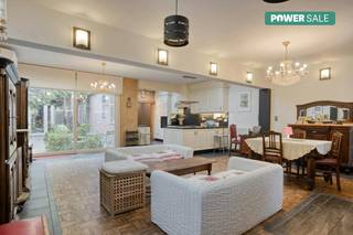 Bent u op zoek naar een uniek vastgoedproject in Vilvoorde?Dit ruime huis werd in 2006 volledig en met veel zorg gerenoveerd, waarbij de focus...