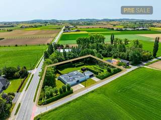 Discover this exclusive, ready-to-move-in villa a stone's throw from the center and the Poperinge ring road. Originally designed in the 1970s...