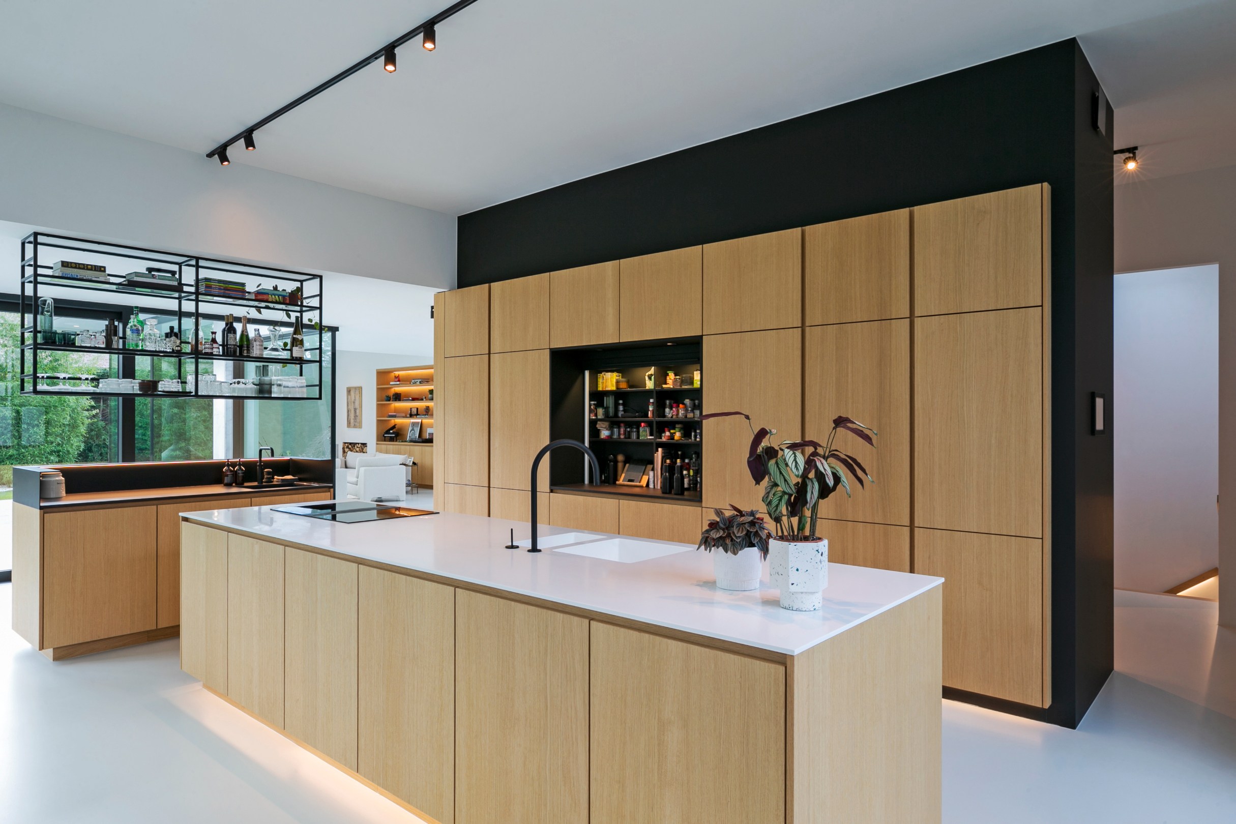 Contemporary design villa in serene, green discretion - photo 4