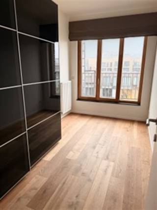 <p><span><span>Op de 3de verdieping van een hedendaags gebouw, midden in de bruisende wijk Het Eilandje, bevindt zich dit stijlvol en volledig </span><span>gemeubeld appartement</span><span> met een inpandig terras en een prachtig zicht op het Kattendijkdok en de Mexicobrug.</span><span></span></span></p><p><span><span>Met een bruto oppervlakte van ca. 91 m² biedt dit appartement een luxueuze woonervaring op een toplocatie </span><span>— </span><span>vlak bij de haven, de Leien, winkels, restaurants en andere handelszaken.</span><span></span></span></p><p><span><span><u>Indeling</u></span><span></span></span></p><p><span><span>•</span><span>              </span></span><span><span>Inkomhal met gastentoilet</span></span></p><p><span><span>•</span><span>              </span></span><span><span>Ruime en lichtrijke leefruimte met zicht op het water</span></span></p><p><span><span>•</span><span>              </span></span><span><span>Volledig uitgeruste keuken met kwalitatieve toestellen</span></span></p><p><span><span>•</span><span>              </span></span><span><span>Berging met wasmachine en droogkast</span></span></p><p><span><span>•</span><span>              </span></span><span><span>Badkamer met inloopdouche en modern lavabomeubel</span></span></p><p><span><span>•</span><span>              </span></span><span><span>Slaapkamer met dubbel bed</span></span></p><p><span><span>•</span><span>              </span></span><span><span>Tweede kamer, ideaal als </span><span>dressing of bureau</span><span></span></span></p><p><span><span>In de kelderverdieping bevindt zich een privatieve berging en een autostaanplaats.</span><span></span></span></p><p><span><span><u>Bijzonderheden</u></span><span></span></span></p><p><span><span>•</span><span>              </span></span><span><span>Volledig gemeubeld met kwaliteitsmeubelen</span></span></p><p><span><span>•</span><span>              </span></span><span><span>Parketvloer doorheen het volledige appartement</span></span></p><p><span><span>•</span><span>              </span></span><span><span>Luxe-afwerking en duurzaam comfort</span></span></p><p><span><span>•</span><span>              </span></span><span><span>Zicht op het water</span></span></p><p><span><span>•</span><span>              </span></span><span><span>Onmiddellijk beschikbaar</span></span></p><p><span><span><u>Huurvoorwaarden</u></span><span></span></span></p><p><span><span>•</span><span>              </span></span><span><span>Huurprijs: </span><span>€ </span><span>1.500 / maand</span></span></p><p><span><span>•</span><span>              </span></span><span><span>Gemeenschappelijke kosten: </span><span>€ </span><span>125 / maand</span></span></p><p><span><span>•</span><span>              </span></span><span><span>Parking + berging: </span><span>€ </span><span>100 / maand (verplicht bij te huren)</span><span></span></span></p><p><span><span>•</span><span>              </span></span><span><span>All-in formule mogelijk</span></span><span><span></span></span></p><p><span><span></span></span></p>