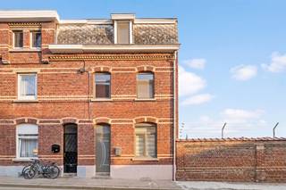 Maison mitoyenne idéalement située, avec 4 chambres, un jardin urbain et un EPC D !Vous recherchez une maison spacieuse de 4 chambres dans un emplacement central, avec toutes les commodités à portée de main ?Alors cette charmante maison mitoyenne avec jardin urbain et classe énergétique D mérite certainement une visite.La maison offre un espace étonnamment vaste, réparti sur plusieurs étages, et dispose en outre de deux salles de bains ainsi que d’un grand grenier offrant de nombreuses possibilités.Agencement : hall d’entrée, double pièce à vivre, salle à manger, cuisine, salle de bains avec double lavabo, baignoire et WC, et un agréable jardin urbain.Au premier étage se trouvent deux chambres et des toilettes séparées. Le deuxième étage comprend deux autres chambres et une deuxième salle de bains. Il y a également un grenier spacieux qui peut être aménagé en pièce supplémentaire ou servir d’espace de rangement pratique.À qui cette propriété s’adresse-t-elle ?♦ Aux familles à la recherche d’une maison spacieuse avec 4 chambres.♦ Aux acheteurs qui souhaitent vivre en centre-ville, à proximité des commodités.♦ Ceux qui recherchent davantage d’espace et de possibilités grâce au grand grenier.♦ Ceux qui aiment profiter d’un jardin privé en ville.Une maison de ville spacieuse offrant de nombreuses possibilités et un agencement pratique !Visite sur rendez-vous avec Immo Beguin, votre expert immobilier depuis 2009.