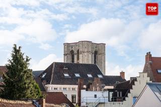 Dit duplexappartement ligt op een toplocatie, vlak bij het historische centrum van Gent. Op slechts acht minuten wandelen bereik je de Korenmarkt,...