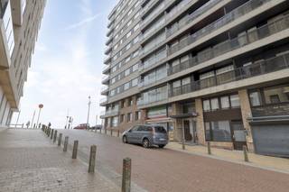 Dit gerenoveerde duplex appartement met zijdelings zeezicht nabij de zeedijk in Blankenberge is nu te koop. De indeling van dit instapklare appartement in Blankenberge is als volgt:Ruime leef- en eetruimteVolledig uitgeruste keukenTwee ruime en comfortabele slaapkamersTwee moderne badkamer TerrasDit vastgoed biedt niet alleen een fantastische locatie in Blankenberge, maar ook een uitstekende bereikbaarheid. Openbaar vervoer en diverse voorzieningen zoals winkels, restaurants en supermarkten zijn op wandelafstand gelegen. De verkoop van dit appartement is een buitenkans voor wie op zoek is naar een instapklaar eigendom aan de kust. Dankzij de recente renovatie is dit appartement energiezuinig en klaar om direct in te trekken. Dit is dé gelegenheid om een prachtig appartement te kopen in Blankenberge.Meer info? Aarzel niet om contact op te nemen met Daen Desticker!daen.desticker@dewaele.com | 0472 18 38 02