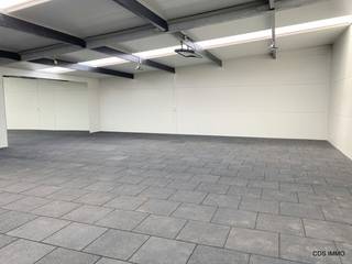 HANDELSRUIMTE van 164m². Onmiddellijk beschikbaar en biedt tal van mogelijkheden voor diverse commerciële activiteiten. De ruimte werd...