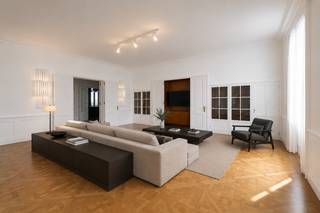 Pal in het centrum, omgeven door cultuur, winkels en gastronomie, ligt dit uitzonderlijk ruime appartement — een unieke woonst waarin luxe, comfort en elegantie moeiteloos samenkomen.<br />De royale leefruimte baadt in natuurlijk licht en straalt, dankzij de hoge plafonds, hoogwaardige materialen en doordachte indeling, een ongeëvenaarde grandeur uit. De volledig geïnstalleerde keuken met ontbijthoek vormt het kloppende hart van de woning en grenst aan het rustgevende terras, met zicht op de binnentuin en de Handelsbeurs — perfect voor zowel dagelijkse rust als stijlvolle ontvangsten.<br /><br />Het appartement telt vier volwaardige slaapkamers, waarvan de master suite beschikt over een eigen dressing en een luxueuze badkamer. In totaal zijn er drie badkamers, wat garant staat voor maximaal comfort en privacy voor het hele gezin of gasten.<br /><br />Een zeldzame combinatie van ruimte, stijl en ligging — ideaal voor wie op zoek is naar iets buitengewoons in het centrum.<br /><br />Een parkeerplaats voor 2 wagens achter elkaar (tandem) kan bijkomend aangekocht worden voor 75.000 euro. Kelderberging is beschikbaar in het gebouw.