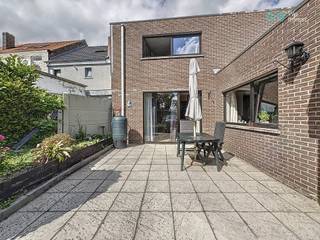 Overijse - Jezus-Eik - Charmante maison bénéficiant d’un double accès par deux rues distinctes de +/- 184m² selon le PEB, rénovée en 2020. Elle...