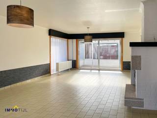 Ruime halfopen bebouwing met garage en terras te LebbekeIn de Opwijksestraat, op wandelafstand van het centrum van Lebbeke en met een vlotte...