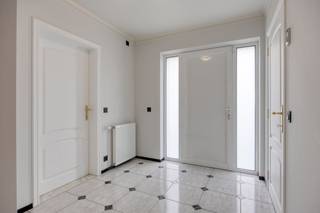 De woning is oorspronkelijk gebouwd in 1992, maar is door de jaren heen met ontzettend veel liefde onderhouden en structureel gemoderniseerd. U geniet hier al van de hedendaagse energienormen, waardoor u klaar bent voor de toekomst:<br /><br />2023: Installatie van een  warmtepomp (centrale verwarming)<br />2020: Volledig nieuwe, geïnstalleerde keuken + badkamer<br />2016: Uitbreiding met een lichtrijke veranda<br />Voorzien van: Zonnepanelen, vernieuwde leidingen en nieuwe beglazing<br /><br />De indeling van deze gelijkvloerse woning is uiterst praktisch en doordacht:<br />- Een ruime, gezellige woonkamer die naadloos overloopt in de prachtige veranda. Hier geniet u het hele jaar door van een optimaal tuincontact.<br /><br />Drie volwaardige slaapkamers bevinden zich op het gelijkvloers. De zolderverdieping is bovendien al volledig ingericht en perfect bruikbaar als 4de slaapkamer, hobbyruimte of thuiskantoor.<br /><br />Een inpandige garage met plaats voor maar liefst 3 wagens, inclusief een handige, aansluitende wasplaats.<br /><br />Het perceel is volledig omheind, waardoor u geniet van honderd procent privacy en rust. De tuin is bovendien zó aangelegd dat u er vooral van kunt lúisteren en genieten: dankzij de automatische sproei-installatie en de robotmaaier heeft u hier amper omkijken naar het onderhoud.<br /><br />Interesse in een bezoek? Contacteer ons op 011/ 30 50 50!<br /><br /><br /><br />Bestuursmaatregelen in het maatregelenregister: nee<br /><br />Deze AI-visualisaties zijn bedoeld als inspiratie. Er werd geen rekening gehouden met technische specificaties, stedenbouwkundige voorschriften of de concrete mogelijkheden tot realisatie.