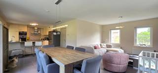 <strong>Instapklare halfopen gezinswoning met 4 slaapkamers, zonnepanelen en zonnige tuin</strong><br /><br />Voor een afspraak bel Tom op het nummer 0468/09 81 97 !<br /><br />Deze uitstekend gelegen, energiezuinige en bijzonder goed onderhouden halfopen gezinswoning bevindt zich op een perceel van 5a 04ca en combineert ruimte, comfort en een praktische indeling. Dankzij de centrale ligging bevinden winkels, scholen, openbaar vervoer en andere dagelijkse voorzieningen zich op korte afstand waardoor deze woning de ideale thuisbasis vormt voor gezinnen die comfortabel en centraal willen wonen.<br /><br /><u>INDELING:</u>
<ul>
<li>Gelijkvloers: inkomhal, bureau, toilet, zitplaats, eetkamer met open keuken</li>
<li>1<sup>ste</sup> verdiep: 4 slaapkamers, badkamer en toilet </li>
<li>Kelder: garage en bergruimte, wasplaats, kelderberging en kruipkelder</li>
<li>Zolder: stockage zolder</li>
<li>Tuin: zeer onderhoudsvriendelijk, terras en praktische tuinberging</li>
</ul>
Achteraan geniet u van een zonnige zuidwest gerichte onderhoudsvriendelijke tuin. De perfecte plek om in alle rust van zonnige dagen te genieten.<br />Deze woning bevindt zich op slechts 3 minuten rijden van de autosnelweg en biedt een vlotte verbinding naar Diest, Hasselt, Leuven en Brussel. Dankzij deze strategische ligging geniet u van een uitstekende bereikbaarheid zonder in te boeten aan rust en leefcomfort.<br /><br /><u>TROEVEN:</u>
<ul>
<li>Energiezuinig : EPC label A</li>
<li>Zonnepanelen</li>
<li>Vlotte bereikbaarheid</li>
<li>4 slaapkamers</li>
<li>Praktische inrichting</li>
<li>Ruime kelder en garage</li>
<li>Zeer goed onderhouden</li>
<li>Onderhoudsvriendelijke tuin</li>
</ul>
De woning is beschikbaar vanaf 30/04/2027.<br />Hiervoor dienen afspraken gemaakt te worden tussen koper en verkoper.<br /><br /><strong>Kom deze prachtige woning zelf ontdekken!</strong><br />Bel Tom 0468/09.81.97 voor meer informatie of een bezoek ter plaatse.<br />Of mail naar info@immobennysimons.be.<br />