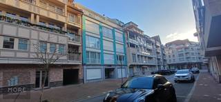 <u>Rustig gelegen 1-slaapkamerappartement in het centrum van Knokke</u>. Deels te moderniseren. Het appartement bevat: inkomhall met apart toilet, woonkamer met elektrisch bedienbaar rolluik aan de straatzijde, ingerichte keuken, badkamer, slaapkamer met doorgang naar het terras. Er is eveneens een privatieve kelder (-1), een berging op het terras achteraan, een gemeenschappelijk afvallokaal (glv) en gemeenschappelijke fietsenberging (glv). De ramen werden al vernieuwd. <strong>Ideaal voor wie graag alles te voet doet.<br /><br />Voor de snelle beslisser kan er onderhandeld worden!<br /><br /><br /><span>Tekoopstelling onder voorwaarden; Zie www.more.be, "bijlagen" en onder voorbehoud van beschikbaarheid.</span></strong>