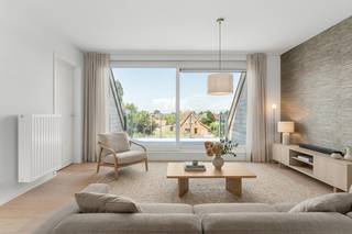 Bent u op zoek naar een ruim en lichtrijk duplexappartement op een unieke locatie? Dan zal dit prachtige appartement langs de Vaart van Oudenburg u ongetwijfeld weten te bekoren.<br /><br />Bij het betreden van het appartement komt u meteen in de ruime en sfeervolle leefruimte, waar de grote raampartijen zorgen voor een overvloed aan natuurlijk licht en een prachtig uitzicht over de Vaart van Oudenburg.<br /><br />Aansluitend bevindt zich een ruim terras aan de voorzijde, voorzien van een praktische buitenberging. Daarnaast beschikt het appartement ook over een tweede terras aan de achterzijde, zodat u op elk moment van de dag van het buitenleven kunt genieten.<br /><br />De eetruimte sluit naadloos aan op de woonkamer en vormt samen een aangename leefomgeving. De gezellige keuken bevindt zich discreet achter een hoek, waardoor ze mooi geïntegreerd is in de leefruimte zonder aan openheid in te boeten.<br /><br />Op hetzelfde niveau bevindt zich een eerste slaapkamer, die eveneens perfect als bureau kan worden ingericht. Aansluitend vindt u een douchebadkamer en een afzonderlijk gastentoilet.<br /><br />Op de duplexverdieping bevinden zich nog twee volwaardige slaapkamers, een badkamer, een apart toilet en een extra berging, wat zorgt voor een praktische en comfortabele indeling.<br /><br />Als extra troef zijn er twee open autostaanplaatsen beschikbaar, die afzonderlijk kunnen worden aangekocht aan € 19.500 per staanplaats.