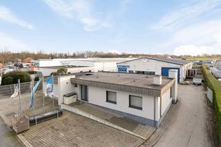 <p>Opslag- en productieruimte met instapklare woning gelegen in de Koeweidestraat te Merchtem, ideaal voor ondernemers die wonen en werken willen combineren.</p>
<p>De loods beschikt over een vrije hoogte van ca. 4,3 m tot 5,5 m en een recent vernieuwd dak met geïsoleerde sandwichpanelen.<br />Aansluitend bevindt zich een gerenoveerde woning van ca. 200 m² met 3 slaapkamers, ruime badkamer met dubbele lavabo en een goede EPC-score (B).</p>
<p>Strategisch gelegen met vlotte verbinding naar de Brusselse Ring en de A12.</p>
<p>🔹 Ideaal voor zelfstandigen en KMO’s<br />🔹 Werken & wonen op één locatie<br />🔹 Goede bereikbaarheid richting Brussel en Antwerpen</p>
<p>📞 Interesse? Contacteer ons voor meer info of een bezoek.</p>