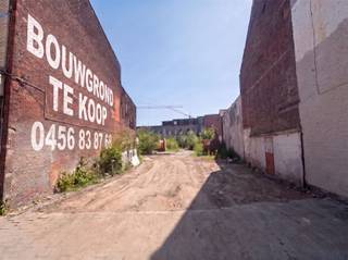 <p>Uitstekende projectgrond gelegen aan de Antwerpsesteenweg 48-50 in Hoboken, ideaal voor projectontwikkelaars en investeerders die op zoek zijn naar een rendabele ontwikkelingsopportuniteit op een strategische locatie.</p><p>Voor deze bouwgrond werd reeds een vergunning in deputatie verkregen op 17 juni 2021 voor de realisatie van een residentieel project bestaande uit 8 wooneenheden met bijhorende parkeervoorzieningen. Het project voorziet in 8 autostaanplaatsen én een aparte parkeerplaats voor mindervaliden, wat zorgt voor extra comfort en conformiteit met de hedendaagse normen.</p><p>De ligging aan de Antwerpsesteenweg vormt een absolute troef dankzij de uitstekende bereikbaarheid richting Antwerpen centrum, de nabijheid van openbaar vervoer, winkels, scholen en belangrijke invalswegen. Hoboken blijft bovendien een sterk evoluerende woonomgeving met een blijvende vraag naar kwalitatieve appartementen.</p><p>Een unieke kans om een vergund project onmiddellijk verder te ontwikkelen op een centrale en commerciële toplocatie!</p><p>Rechtstreeks te koop van eigenaar.</p><p>Bel gerust voor meer info 0456 83 87 68</p>