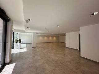 Handelspand van ca. 165 m² te huur in de Stationsstraat te Waregem, op wandelafstand van het station en het centrum van Waregem. Door de centrale ligging en de grote raampartijen, geniet het pand van een goede visibiliteit en een vlotte bereikbaarheid.<br /><br />Specificaties:<br />- Handelspand van ca. 165 m²<br />- Kitchenette<br />- Sanitaire voorziening<br /><br />Op zoek naar bedrijfsvastgoed bestaande uit een handelspand te huur in Waregem? Aarzel dan niet om ons te contacteren op het nummer 056 21 11 11.