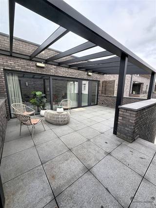 <p><span>Appartement confortable, perle à l'état neuf Vie tranquille sur un domaine privé en ville</span></p><p><span>Vous êtes à la recherche d'un appartement prêt à l'emploi où la tranquillité, le confort et l'emplacement se conjuguent parfaitement ? Cet appartement spacieux de 80 m² est ce qu'il vous faut.</span></p><p><span>Situé dans un domaine privé, vous y vivrez en toute tranquillité au cœur de la ville. Pas de circulation, pas de foule, juste de l'intimité, de la verdure et du confort.</span></p><p><span>En entrant, vous remarquerez immédiatement l'espace et la lumière. L'espace de vie est agréablement spacieux et est en contact direct avec la terrasse accueillante, idéale pour se détendre. Vous trouverez ensuite une cuisine entièrement équipée avec tout ce dont vous avez besoin pour commencer à travailler.</span></p><p><span>L'appartement, situé au premier étage, dispose de deux chambres spacieuses, d'une salle de bains moderne, de toilettes séparées et d'un espace de rangement pratique. L'appartement est accompagné d'un grand garage pouvant accueillir une voiture et d'un autre grand espace pour d'autres options de stockage. </span></p><p><span>Les avantages en un coup d'œil :</span></p><ul><li><span>80 m² de surface totale</span></li><li><span>Rez-de-chaussée et sans obstacle</span></li><li><span>2 chambres à coucher</span></li><li><span>Salon confortable avec terrasse attenante</span></li><li><span>Cuisine entièrement équipée</span></li><li><span>Salle de bains et toilettes séparées</span></li><li><span>Label énergétique favorable : chauffage par le sol, ventilation</span></li><li><span>Prêt à emménager et parfaitement entretenu</span></li></ul><p><span>En résumé, cet appartement offre tout ce qu'il faut pour ceux qui souhaitent vivre dans le confort, la sécurité et la tranquillité, tout en ayant la ville à portée de main. C'est une opportunité à ne pas manquer.</span></p><p><span>Venez la découvrir par vous-même. Planifiez votre visite rapidement !</span></p><p><span> </span></p>