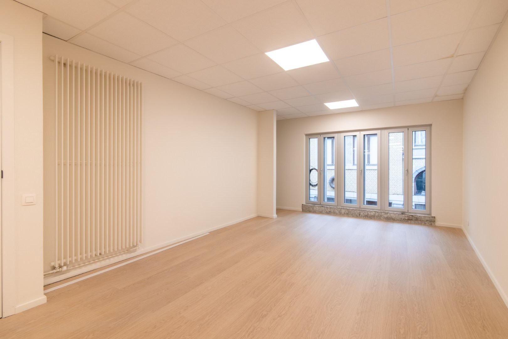 Volledig gerenoveerde kantoorruimte - foto 3