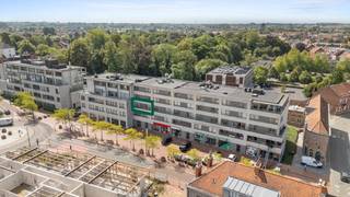 RESIDENTIE STEENDAM: Uiterst gunstig gelegen ruim appartement van 115m² in het centrum van Izegem met zicht op park Steendam. Recent appartement (2003) van 115m² met 2 slaapkamers. Indeling: inkomhal met gastentoilet, ruime woonkamer met aansluitende keuken met toegang tot ruim terras met uitzicht op het stadspark Steendam, berging, 2 ruime slaapkamers met aansluitend balkon, badkamer met douche, dubbele wastafel en toilet. Heel ruime ondergrondse berging. Ruime garage verplicht aan te kopen (€ 30.000)<br /><br /><u>Troeven</u><br />-Uiterst gunstige ligging in het centrum<br />-Energiezuing (EPC A)<br />-Ruime ondergrondse garage met sectionale poort en ruime berging<br />-Instapklaar