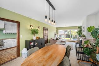 KIJKDAG ZATERDAG 25 APRIL VAN 10.30 - 12U. MAAK JE AFSPRAAK MET BO OP 0498 74 25 28.

Gelegen in de Malehoeklaan op een boogscheut van het centrum van Sint-Kruis en met alle dagelijkse voorzieningen in de onmiddellijke omgeving, bevindt zich deze instapklare en goed onderhouden bel-étagewoning. Grote troeven zijn dat de woning asbestveilig is, een EPC-label B en een conforme elektriciteit heeft. 

Op het gelijkvloers heet de ruime inkomhal voorzien van een ingebouwde vestiairekast je welkom. Verder vinden we hier een praktische garage, een wasplaats en een polyvalente ruimte die momenteel is ingericht als bureau. Deze extra kamer biedt tal van mogelijkheden: hobbyruimte, speelkamer, praktijkruimte of eventueel een vierde slaapkamer. Verder heb je hier toegang tot de tuin.

Op het eerste verdiep bevindt zich de aangename en lichtrijke leefruimte, afgewerkt met een mooie parketvloer. De grote ramen zorgen voor een heel wat lichtinval en bieden een mooi zicht op de tuin. Aansluitend bevindt zich de praktisch ingerichte keuken. Verder  bevindt zich een bergruimte die eventueel kan worden ingericht als tweede badkamer. Via de achterdeur op dit verdiep is ook het eerste terras bereikbaar waar je aangenaam kan genieten. 

Het tweede verdiep omvat drie volwaardige slaapkamers. Daarnaast is er een verzorgde badkamer aanwezig. Bovendien is de ruime zolder bereikbaar met een schuiftrap. Deze beidt voldoende ruimte om verder ingericht te worden met extra slaapkamers.

Kortom: deze woning biedt een combinatie van ruimte, licht, comfort en potentieel, op een toplocatie!

Benieuwd naar jouw nieuwe gezinswoning? Maak snel je afspraak met Bo op 051 480 980. 