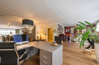 <p>In het centrum van Kontich bevindt zich dit ruim-en lichtrijk duplexappartement. <br /><br />VERDIEPING 1<br />Ruime leefruimte met grote ramen en natuurlijke lichtinval<br />Volledig uitgeruste keuken met aansluitende wasplaats/berging<br />Prachtig zonnig terras<br />Apart toilet<br /><br />VERDIEPING 2<br />4 tot 5 slaapkamers<br />Master-bedroom met dressing en toegang tot extra terras<br />Badkamer met bad, douche en dubbele lavabo met meubel<br />Apart toilet<br />De 5de slaapkamer is voorzien van waterleidingen en afvoer voor een tweede badkamer<br /><br />POSITIEVE ASPECTEN<br />Absolute topligging in Kontich<br />5 slaapkamers<br />2 zonnige terrassen<br />Bouwjaar 1989, zeer solide en kwalitatief gebouwd<br />Instapklaar</p>