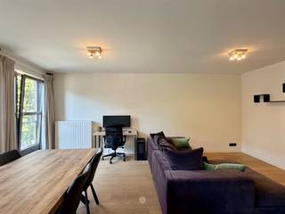 <p><span>DESTELBERGEN </span><span>- Vous recherchez un appartement moderne À LOUER dans le centre de Destelbergen ?<br />Alors cet appartement pourrait vous intéresser.</span></p><p><span>Ses principaux atouts en bref : </span></p><ul><li><span>Appartement moderne</span></li><li><span>Exposé sud, grande terrasse</span></li><li><span>Situé dans le village de Destelbergen, à proximité des commerces, des transports en commun et des loisirs</span></li><li><span>Situé à proximité de la bretelle d'accès et de sortie de la R4, ainsi que de l'échangeur entre l'E40 et l'E17</span></li><li><span>Économe en énergie (EPC A)</span></li></ul><p><span>Voici à quoi ressemble l'appartement :</span><span><br />Depuis le vaste hall d'entrée, vous accédez au salon lumineux avec cuisine ouverte et équipée. À côté se trouve un débarras pratique avec un raccordement pour une machine à laver.<br />L'appartement dispose également de deux chambres spacieuses, d'une salle de bains, de toilettes séparées et d'une grande terrasse exposée plein sud.<br />L'appartement est situé au premier étage de l'immeuble. Il n'y a pas d'ascenseur.</span></p><p><span>Important :</span><span><br />Disponible à partir du : 1/09/2026 (date flexible)<br />PEP : 84 kWh (A)<br />Loyer : 1 000 euros/mois</span></p><p><span>Pour organiser une visite sur place, n’oubliez pas de remplir votre profil de locataire sur notre site web.</span></p>