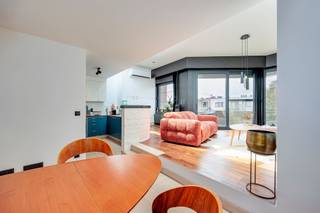 <p><span>Dit </span><span>appartement </span><span>te koop is gelegen aan de </span><span>Karel Soetelaan</span><span> in Antwerpen Borsbeek. Vlakbij vind je winkels, scholen, openbaar vervoer en </span><span>groene parken zoals Fort II</span><span>. Belangrijke invalswegen zijn ook meteen bereikbaar.</span></p><p><span> </span></p><p><span>Het appartement heeft een bruikbare oppervlakte van zo'n 93m² en beschikt over een </span><span>aangenaam terras</span><span>. Het appartement is </span><span>volledig instapklaar</span><span> en </span><span>tip top in orde</span><span>. Momenteel is er één slaapkamer aanwezig alsook een </span><span>berging</span><span> op het gelijkvloerse en een </span><span>kelderberging</span><span>. Parkeren doe je heel eenvoudig in de </span><span>garage </span><span>. </span></p><p><span> </span></p><p><span>Kelderverdieping</span></p><p><span>- Berging</span></p><p><span> </span></p><p><span>Gelijkvloerse verdieping</span></p><p><span>- Garage</span></p><p><span>- Berging</span></p><p><span> </span></p><p><span>Tweede verdieping</span></p><p><span>- Inkomhal</span></p><p><span>- Leef- en eetruimte</span></p><p><span>- Geïnstalleerde keuken</span></p><p><span>- Badkamer met douche, ligbad en dubbele lavabo</span></p><p><span>- Gastentoilet</span></p><p><span>- Terras</span></p><p><span> </span></p><p><span>Troeven</span></p><p><span>- Instapklaar appartement met unieke indeling</span></p><p><span>- Centrale ligging</span></p><p><span>- handige garage verplicht bij aan te kopen voor </span><span>€20.000</span></p><p><span>- CV op gas </span></p><p><span>- Airco</span></p><p><span>- conforme elektriciteit</span></p><p><span>- Gerenoveerd in 2013</span></p><p><span>- 8 zonnepannelen</span></p><p><span> </span></p><p><span>Ben jij geïnteresseerd in dit huis te koop in Borsbeek, ben je op zoek naar ander vastgoed of wens je de waarde van jouw eigendom te kennen? Dan ben je bij BOLT immo aan het juiste adres! Wij helpen jou graag verder.</span><span> </span></p><p><span> </span></p><p><span> </span></p>