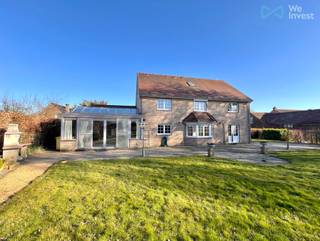 In het hart van het dorp Bossut, op het einde van een rustige doodlopende straat, biedt deze gezinswoning een zeldzame woonomgeving die absolute...