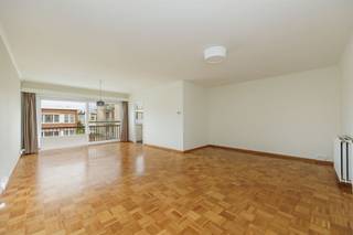 <p><span>Superverzorgd, instapklaar en in een gegeerde buurt vlakbij de stad én het groen. Dat krijg je hier in dit fijne, lichte tweeslaapkamerappartement in Borgerhout.En dan heb je nog een terras, een mooie parketvloer en handige ingemaakte vestiairekast!</span></p><p><span> </span></p><p><span>In een verzorgd gebouw  net om de hoek van het mooie Te Boelaerpark vind je op de tweede verdieping dit fijne appartement. Het werd professioneel gerenoveerd, en dat voel je! Je stapt er binnen in de centrale inkomhal, die ruim en licht is, met een mooie doorlopende blokjesparket. Je hebt hier een grote vestiairekast waar je je jas en schoenen in kwijt kunt, een apart gastentoilet en ook nog een aparte bergruimte.</span></p><p><span> </span></p><p><span>Zonovergoten leefruimte op blokjesparket</span></p><p><span>Door de dubbele glazen deur stap je de leefruimte vooraan binnen, een zonovergoten, gezellige plek van maar liefst ca. 40 m² groot. Door zijn L-vorm heb je hier een ideaal hoekje om een bureau te installeren, met daarnaast nog heel wat plaats voor een groot salon en een eettafel aan het grote, kamerbrede schuifraam vooraan dat uitgeeft op een klein balkonnetje. Met enkele goedgevulde plantenbakken aan je balustrade eet je hier met zicht op een streepje groen.</span></p><p><span>De moderne keuken bevindt zich naast de leefruimte en is volledig geïnstalleerd. Je hebt hier een onderhoudsvriendelijke grijze tegelvloer, een spatwand in metrotegeltjes, een keramische kookplaat, een dampkap, dubbele spoelbak, ingewerkte microgolfoven, oven, koelkast, diepvries, plek voor een vaatwasser en heel wat kastruimte. Aan het handige ontbijttoogje is het ’s ochtends makkelijk om snel te eten en afwassen doe je hier met zicht op de straat.</span></p><p><span> </span></p><p><span>Weer in de hal, heb je nog een strakke, betegelde badkamer met een ruime inloopdouche, een lavabo met composiet werkblad, spiegelkast met verlichting, en een praktisch lavabomeubel met veel schuiven.</span></p><p><span>De twee slaapkamers bevinden zich aan de rustige achterzijde en hebben allebei een lichte laminaatvloer en rolluiken. De master bedroom heeft daarnaast ook nog toegang tot het toffe terras van 5,5 m2, waar je met enkele planten en een comfy zeteltje een gezellige buitenplek van maakt.</span></p><p><span> </span></p><p><span>Het park als buur</span></p><p><span>Je woont hier in een residentiële buurt op een absolute toplocatie: net buiten de stad en vlakbij het populaire Te Boelaerpark en Boekenbergpark. Je bent van hieruit dus zo op de Singel en met de fiets ben je op tien minuutjes in de stad. Je hebt allerlei winkels in de buurt, net als een velo-station, met bussen en trams op wandelafstand.</span></p><p><span> </span></p>