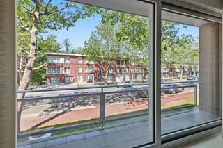 Au Drakenhoflaan 166 à Deurne, nous trouvons cet appartement de 3 chambres à coucher entièrement rénové. La propriété est située dans un...